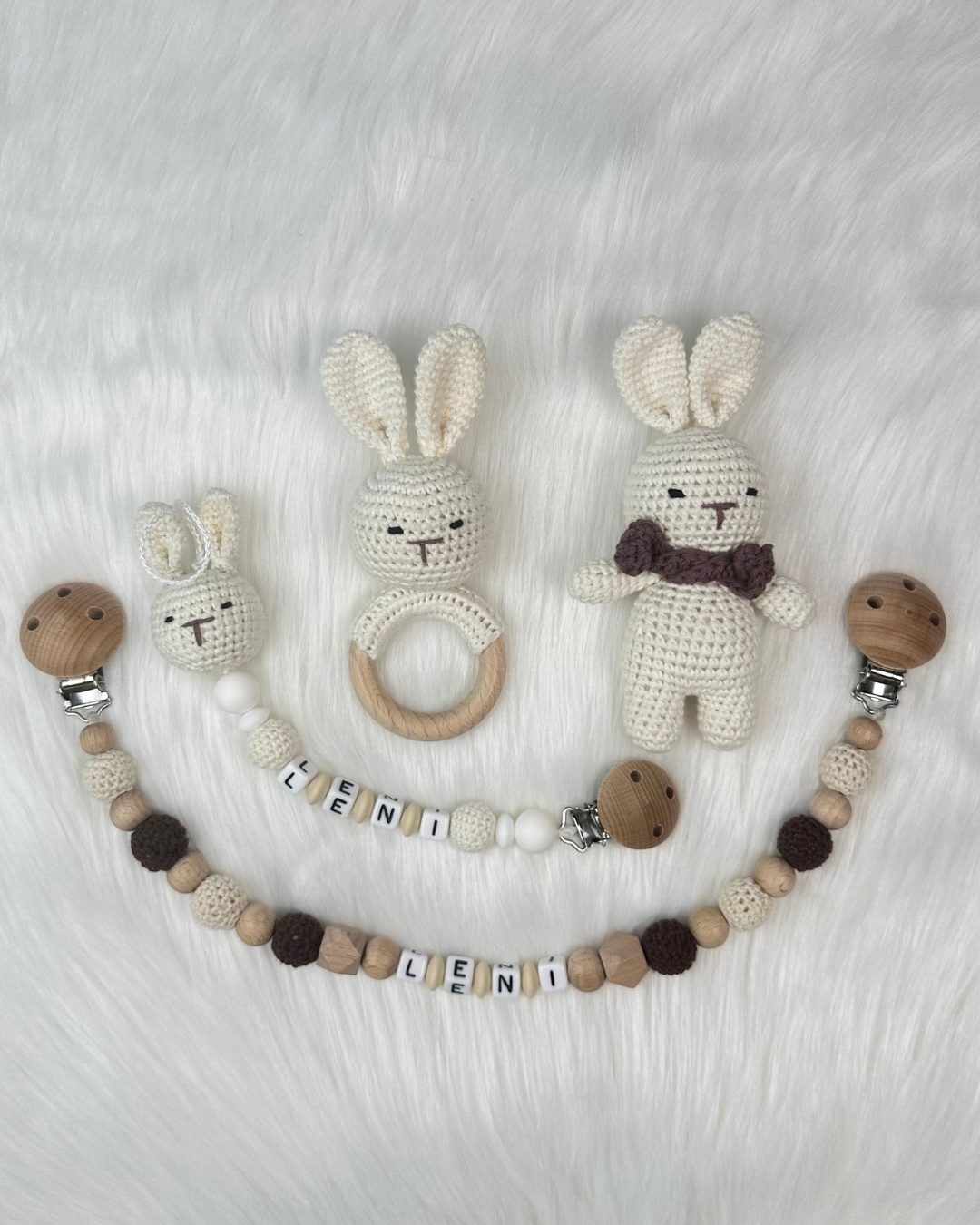 Häkel-Set XL – Greifling, Schnullerkette, Kuscheltier & Kinderwagenkette
